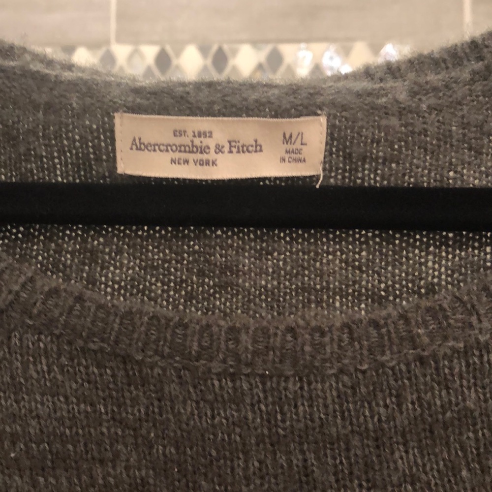 Abercrombie & Fitch sweater - Picture 4 of 4